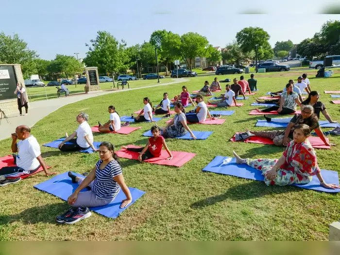 డల్లాస్‌లో మహాత్మా గాంధీ మెమోరియల్ వద్ద ఘనంగా యోగా